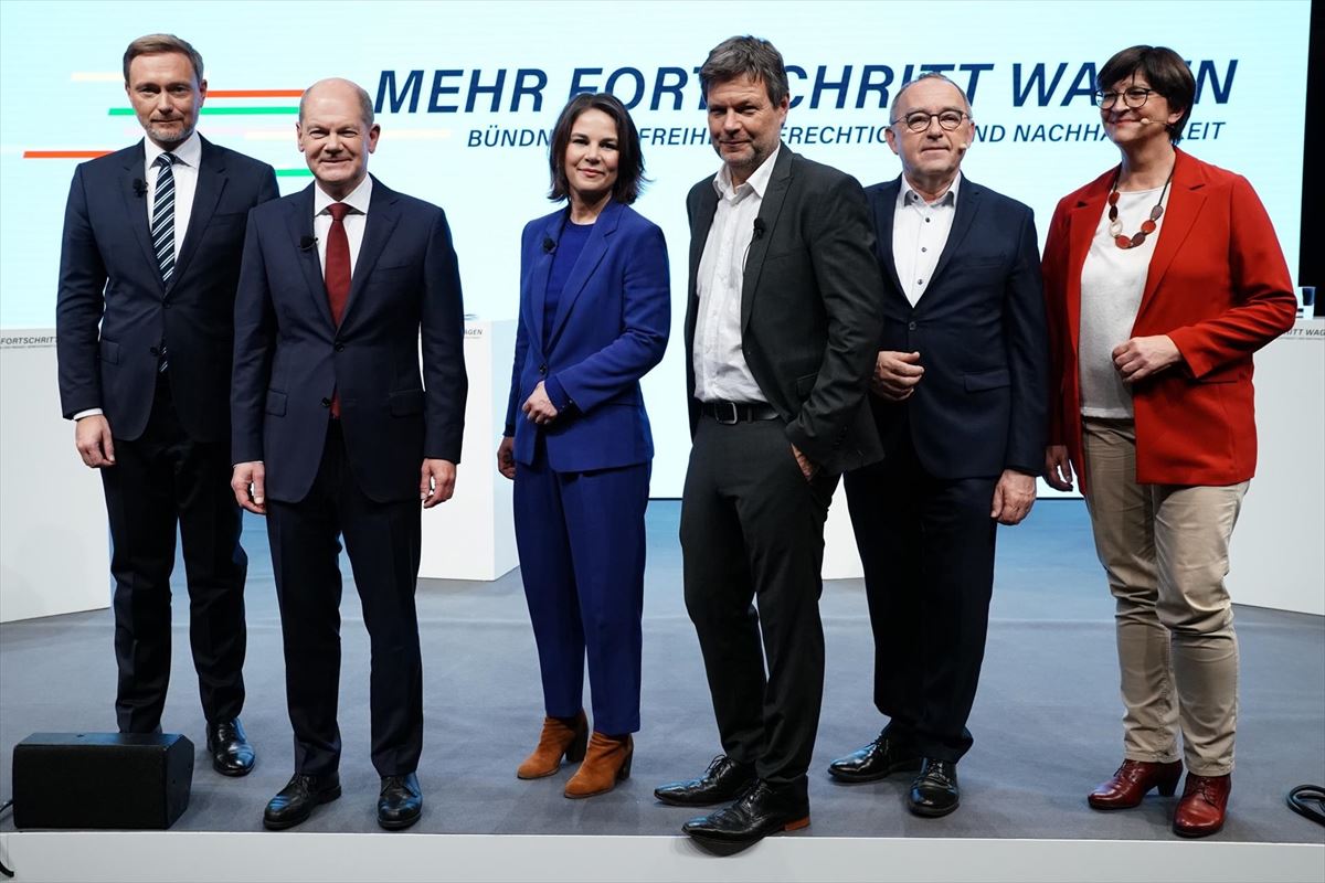 Olaf Scholz ha comparecido junto a los líderes de los Verdes y el Partido Liberal. Foto: EFE
