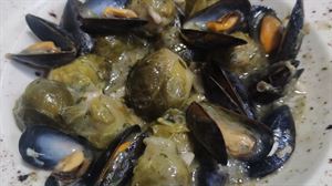 Coles de Bruselas con mejillones de roca en salsa verde