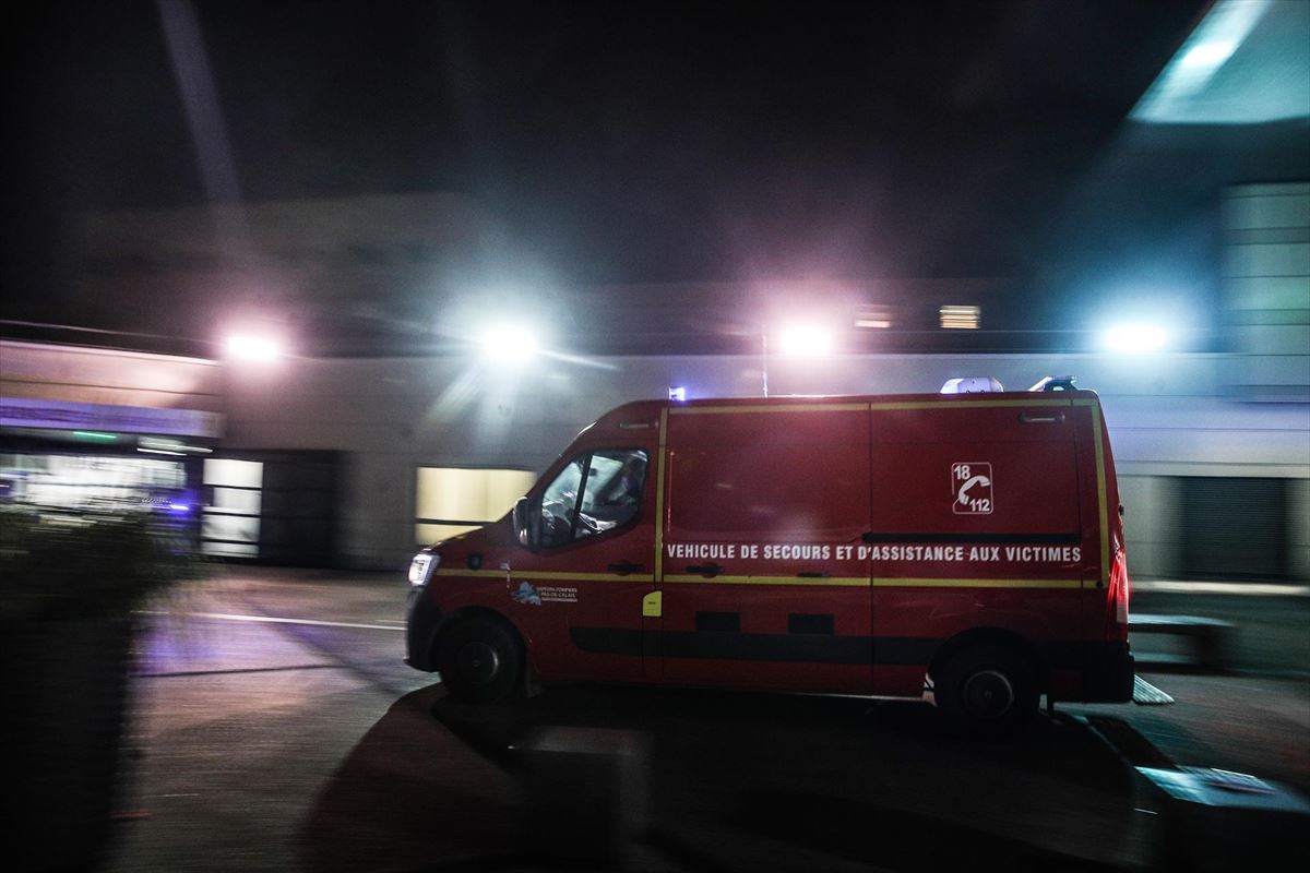Ambulancia llega al hospital de Calais.