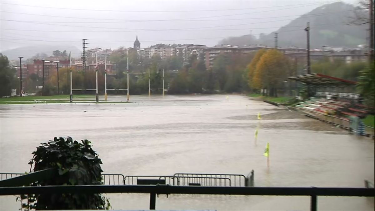 Campo de rugby inundado en Hernani.