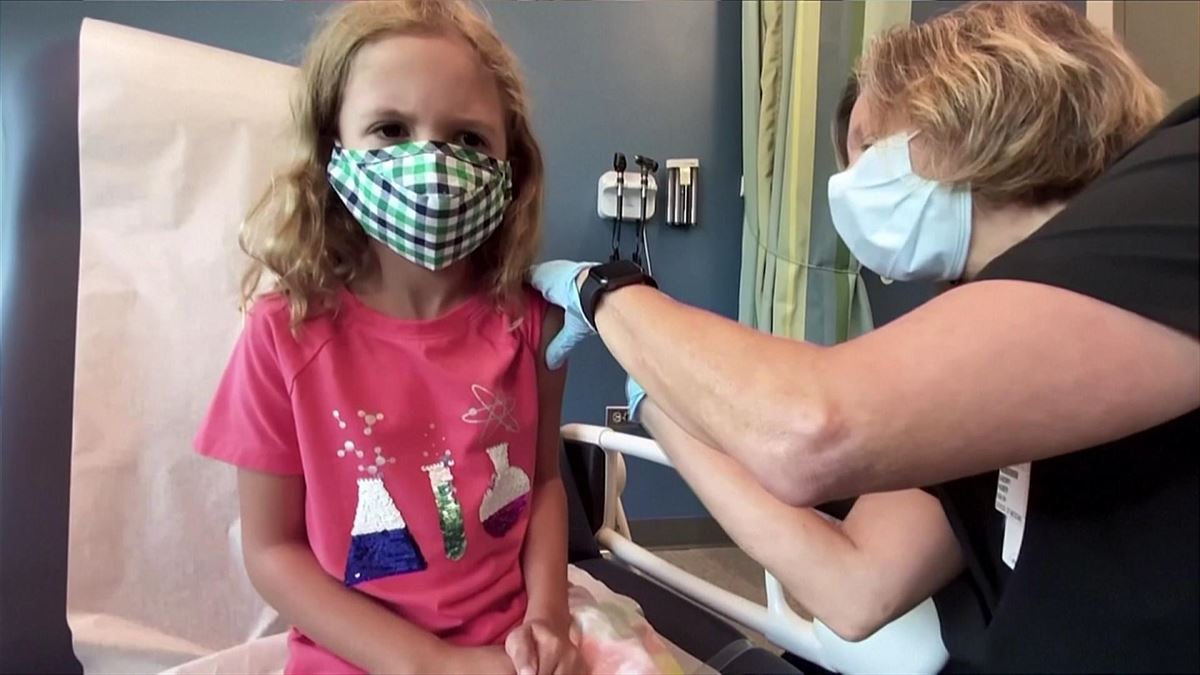 Una enfermera inocula a una niña