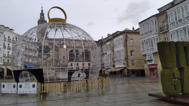 Vitoria-Gasteiz enciende sus luces de Navidad con 286 arcos repartidos por más de 30 calles
