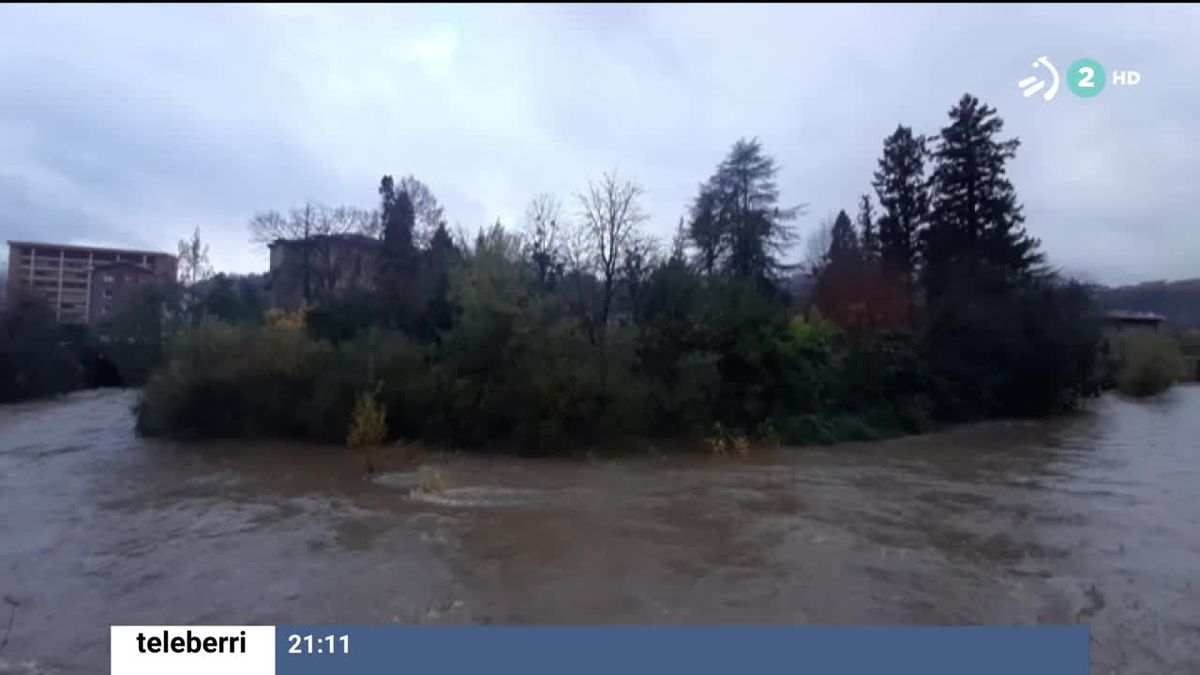 Los ríos podrían desbordarse por la acumulación de agua. Imagen obtenida de un vídeo de EITB Media.