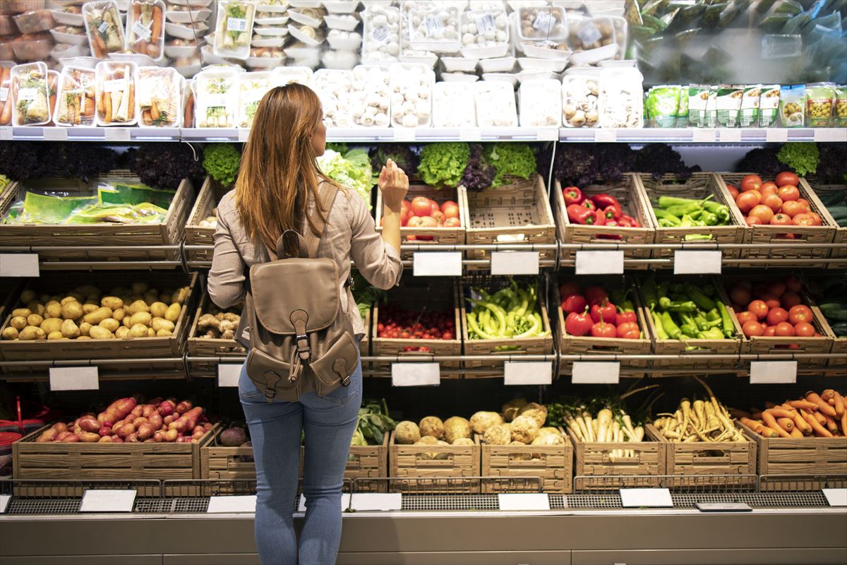 Una mujer compra en un supermercado. Foto: FREEPIK.ES