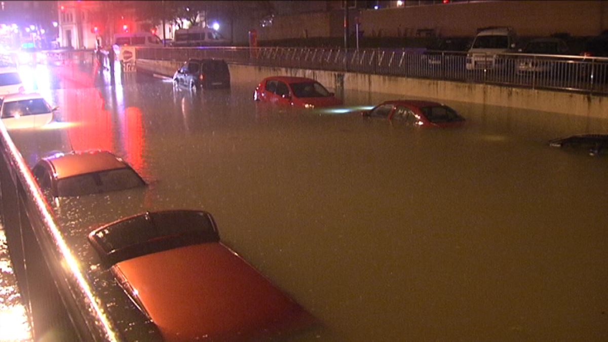 El rio Kadagua deja numerosos coches bajo el agua.