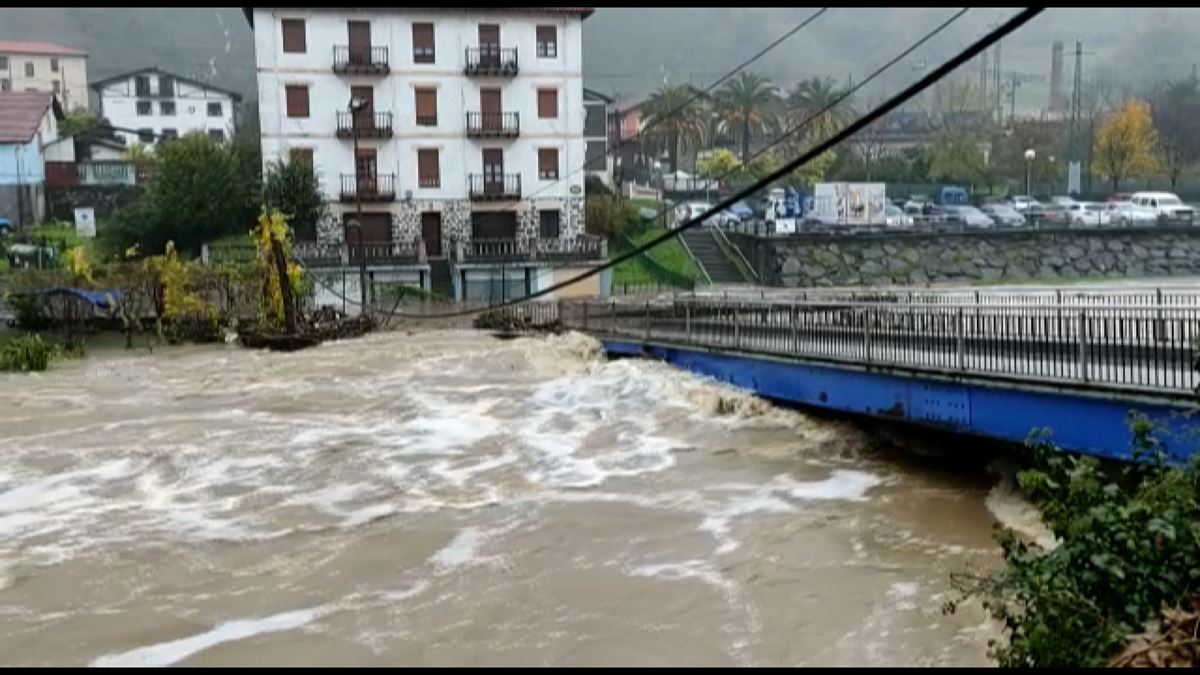 El río Cadagua sigue bajando con fuerza