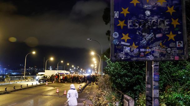 Elkarretaratzea Irun eta Hendaia lotzen dituen Santiago zubian. EFEren artxiboko argazkia