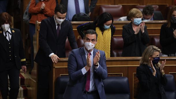 Pedro Sanchez eta Yolanda Diaz txaloka Kongresuan. Argazkia: EFE