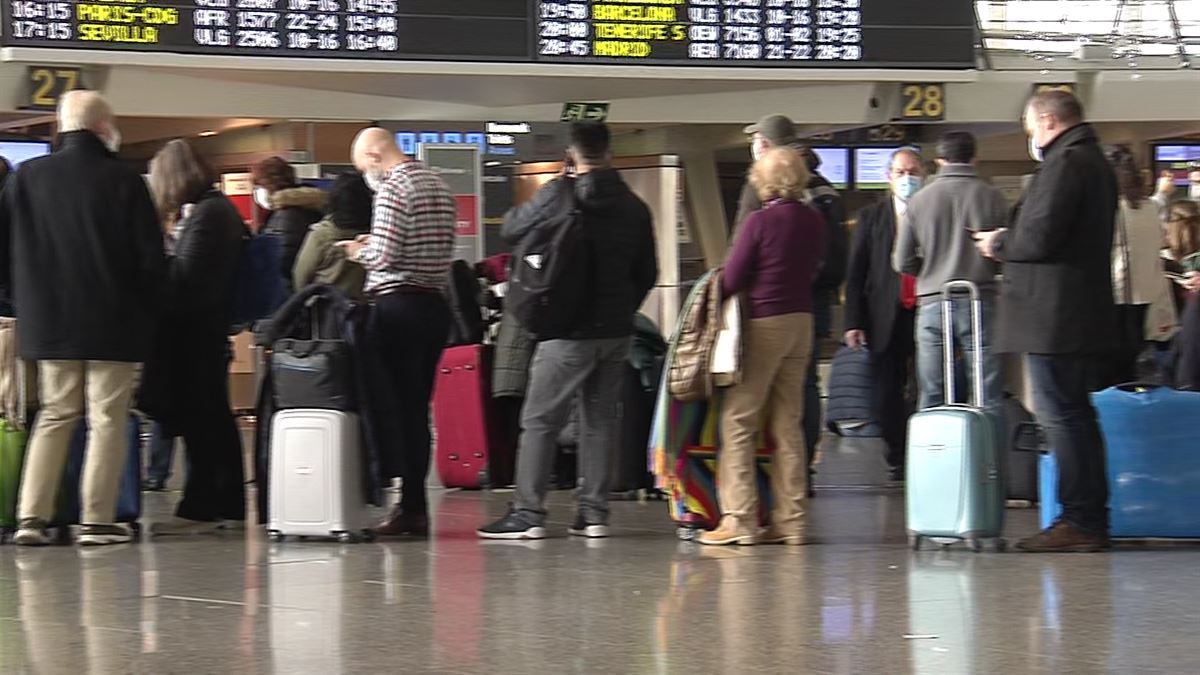 Pasajeros esperan para facturar en el Aeropuerto de Loiu. EITB Media.