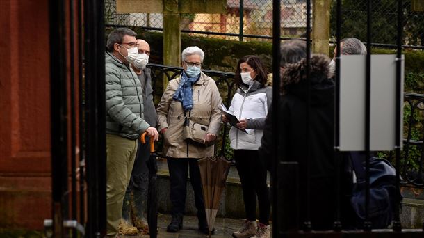 Familiares y autoridades se reúnen en el cementerio de Begoña. Foto: EFE