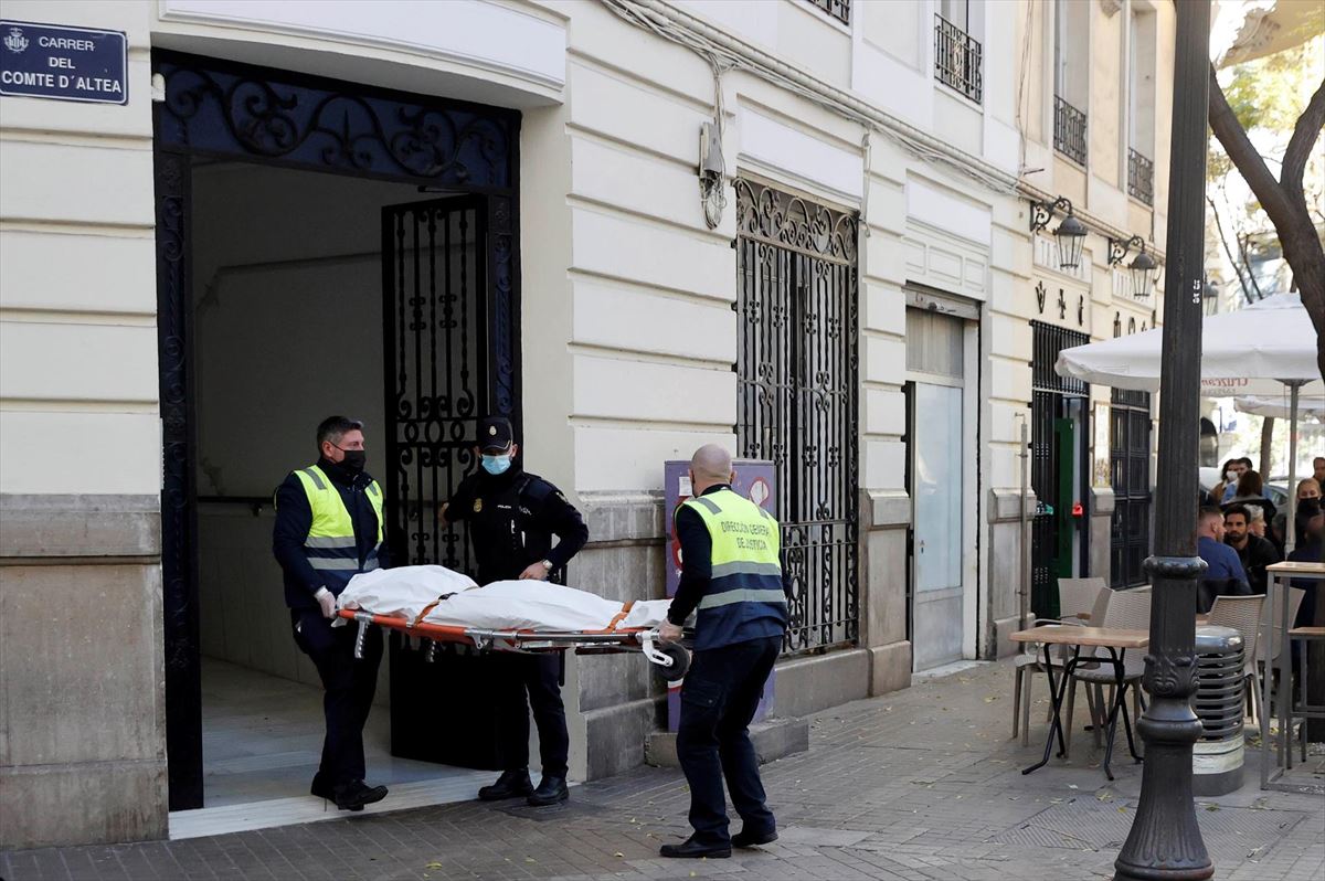Levantamiento del cadáver de la mujer asesinada en Valencia. Foto: Efe