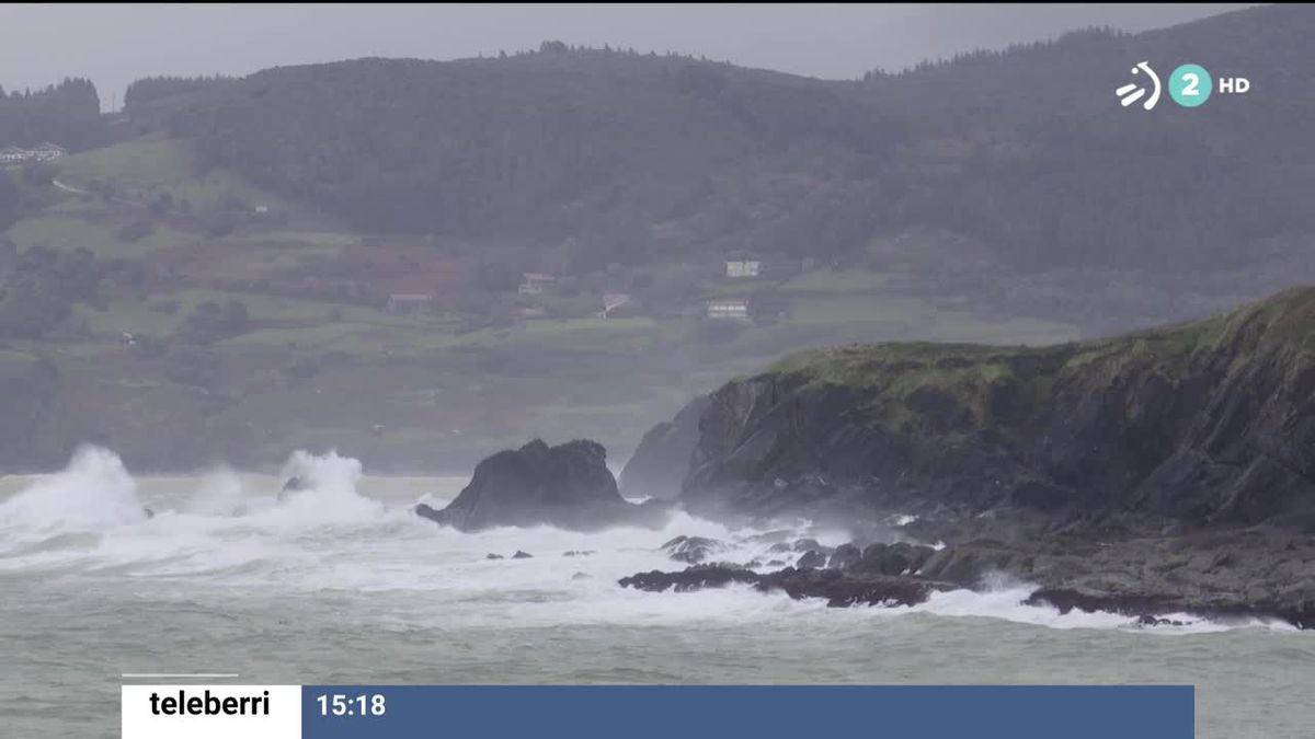 Aviso por riesgo marítimo costero. Imagen obtenida de un vídeo de EITB Media.