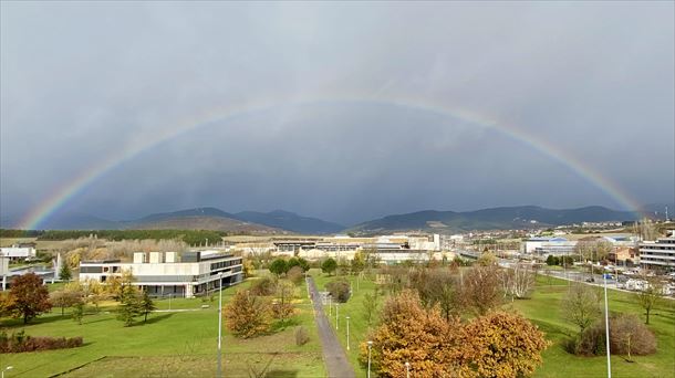 El arcoiris se dejó ver ayer en Sarriguren. 