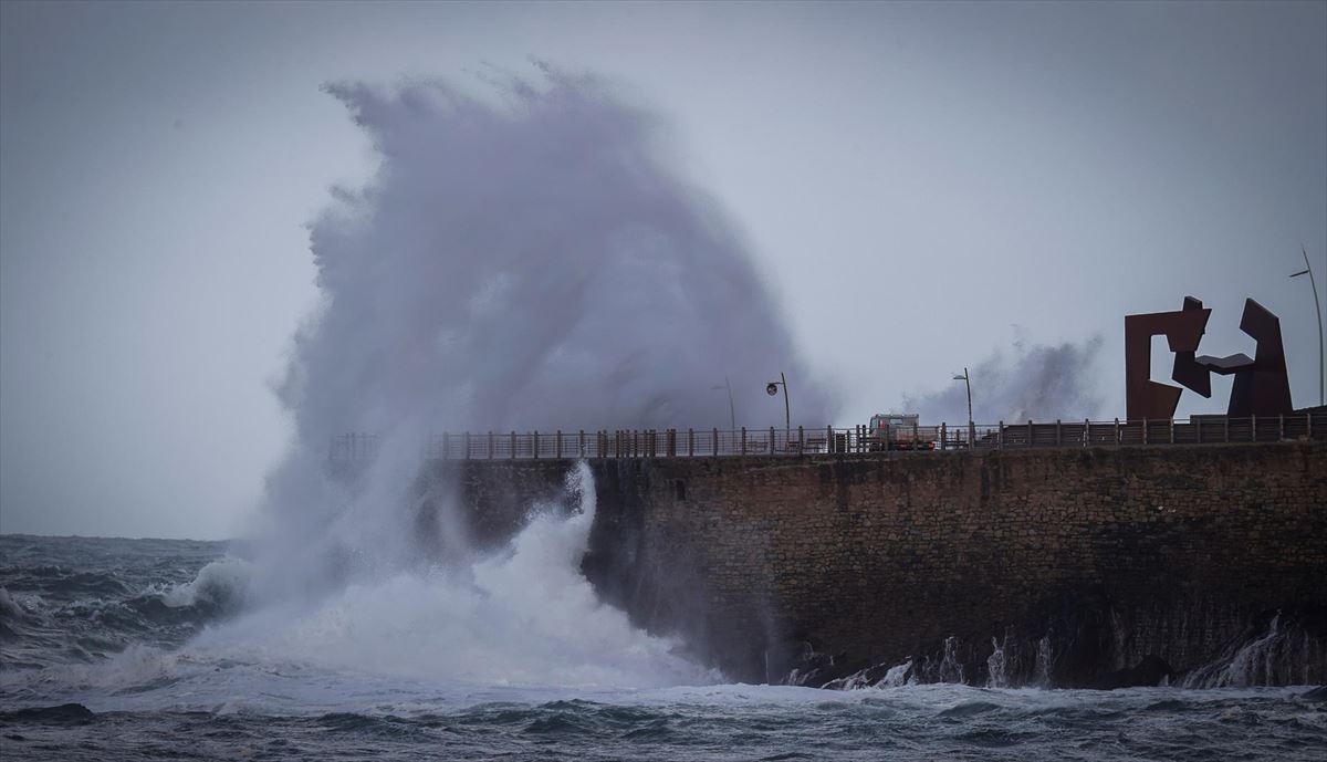 Una ola impacta en el Paseo Nuevo de San Sebastián