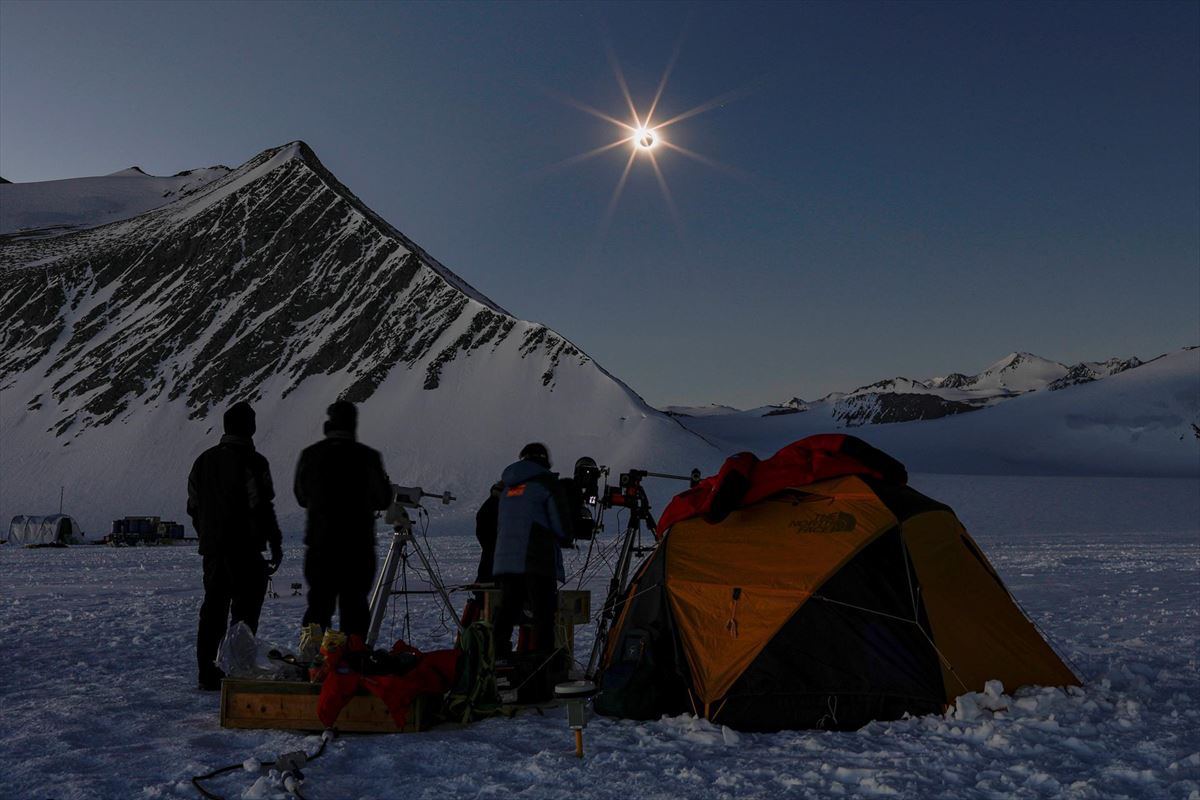 Eguzki-eklipse osoa Txileko Antartikan.