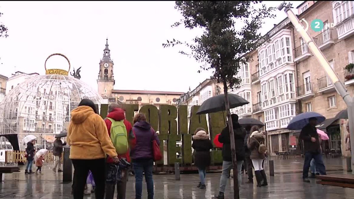 Turistas en Vitoria-Gasteiz. Imagen obtenida de un vídeo de EITB Media.