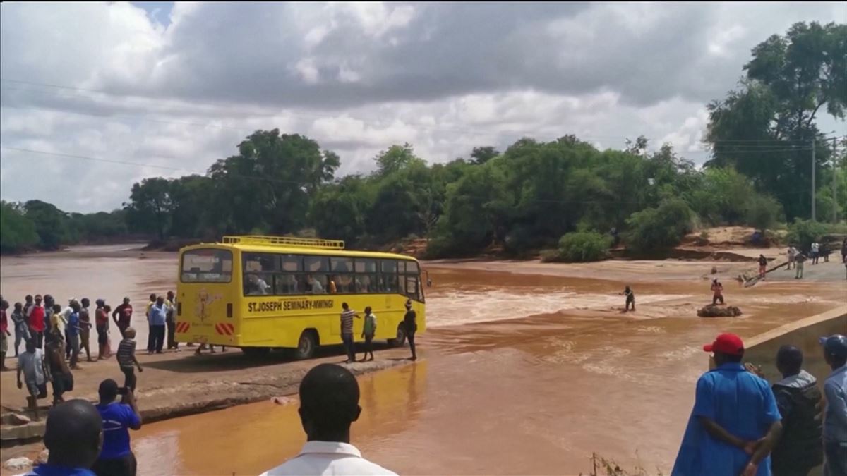 Autobús que ha caído al río