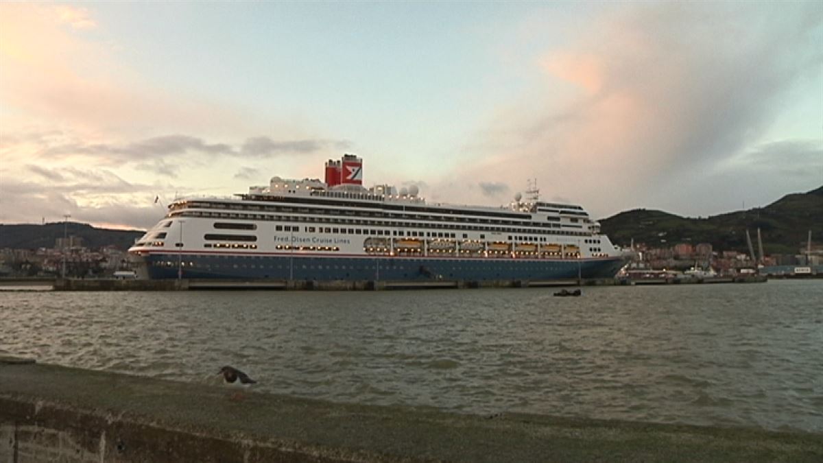 El crucero "Bolette" en el puerto de Bilbao