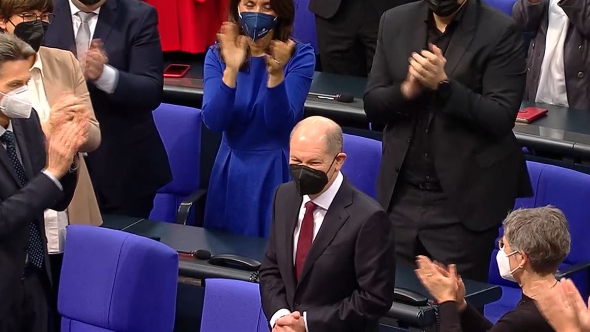 El Bundestag aplaude en pie a Olaf Scholz, nuevo canciller alemán. EFE