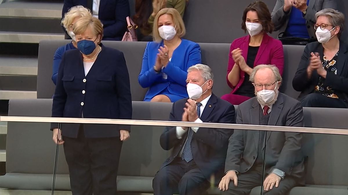 Angela Merkel saluda en el Bundestag