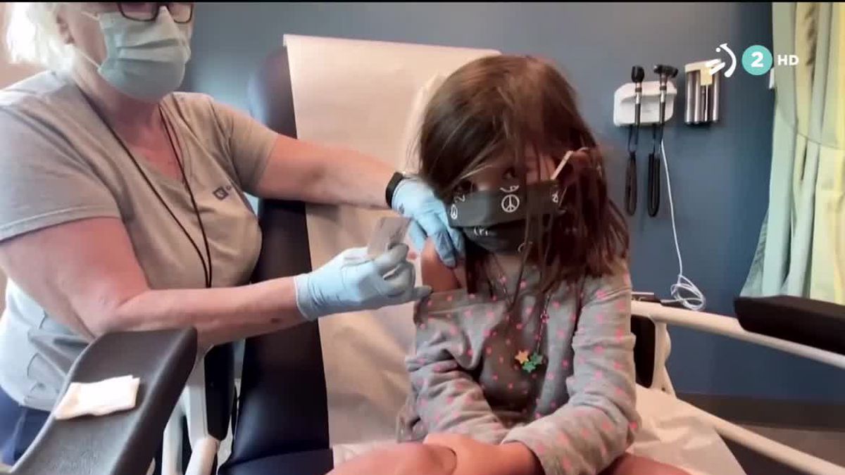 Una niña recibe su vacuna. Imagen obtenida de un vídeo de Agencias.