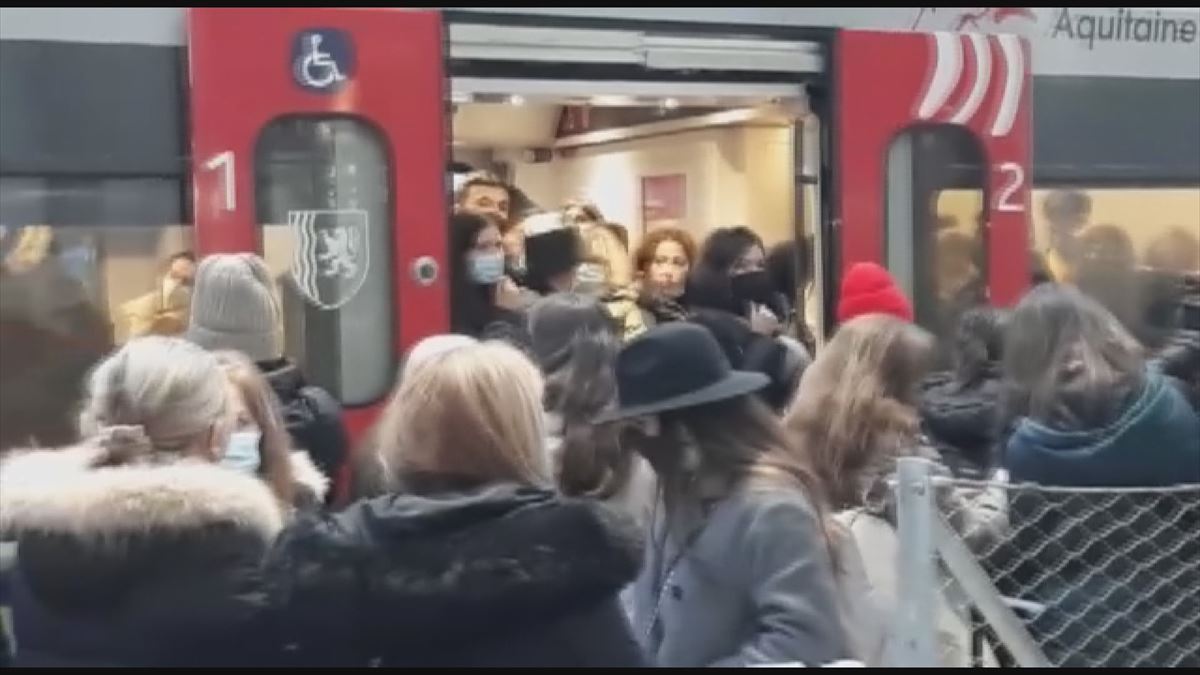 Gente esperando a entrar en el tren.