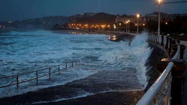 Olatuak Donostian. Argazkia: EFE