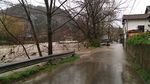 Gueñesen kaleak eta errepideak moztu behar dituzte Cadagua ibaiaren hazkundeagatik
