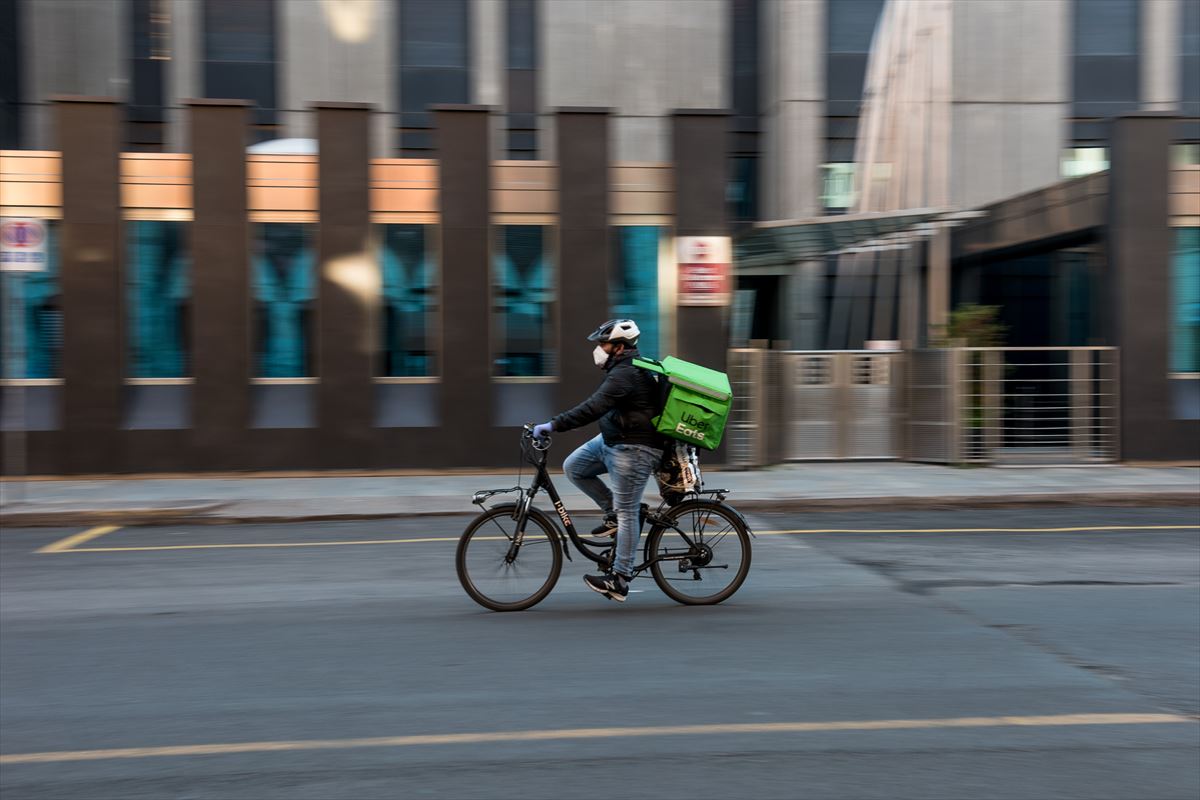 Un repartidor de Uber Eats en bicicleta. Foto: Pxhere.