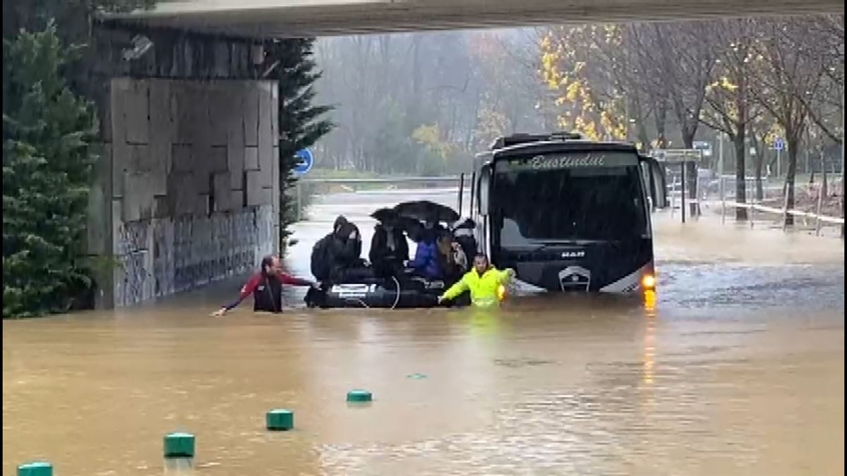 21 alumnos han sido rescatados en zódiac tras haberse quedado atrapados en una gran balsa de agua en Gernika