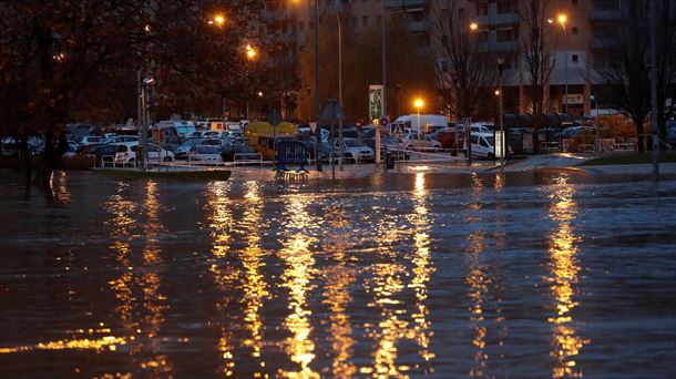 Arga ibaiak gainezka egin du Iruñeko Arrotxapea auzoan. Argazkia: EFE