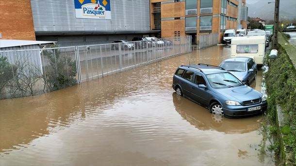 Bidasoak gainezka egin du Irunen. Argazkia: Juncal Abad