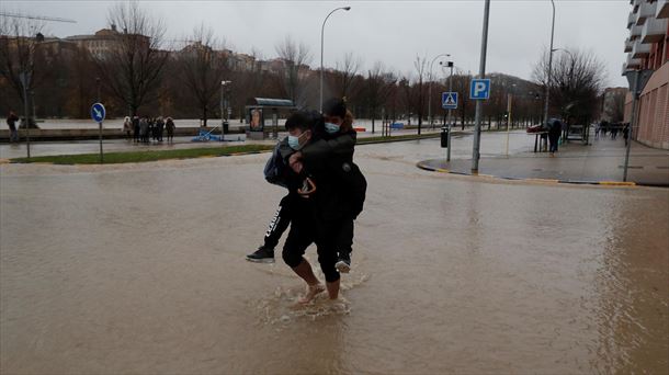 Arga ibaiak gainezka egin du Iruñeko Arrotxapea auzoan. Argazkia: EFE