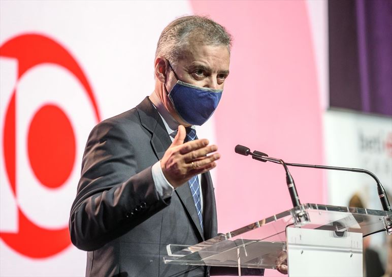 Urkullu, en la gala de celebración. (Foto: EFE)