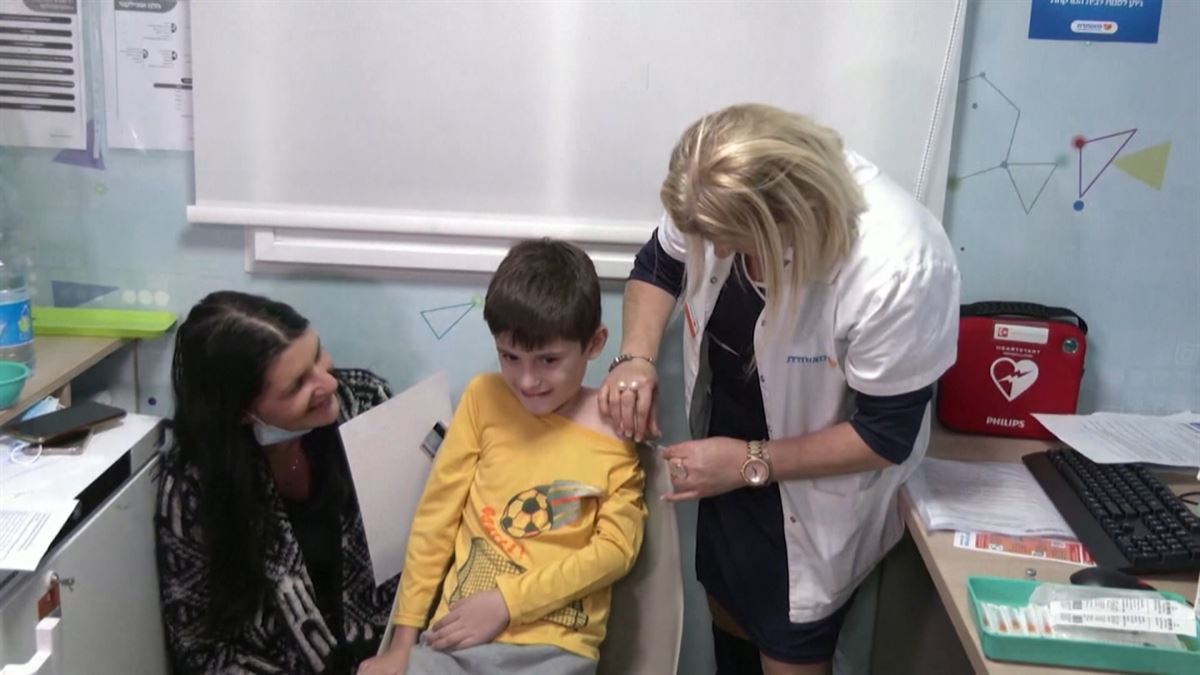 Un niño recibe la vacuna contra la Covid-19.