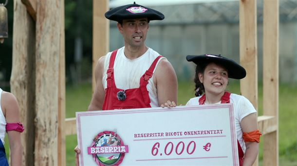 Asier y Tania, ganadores de "Baserria", con el cheque de 6.000 euros