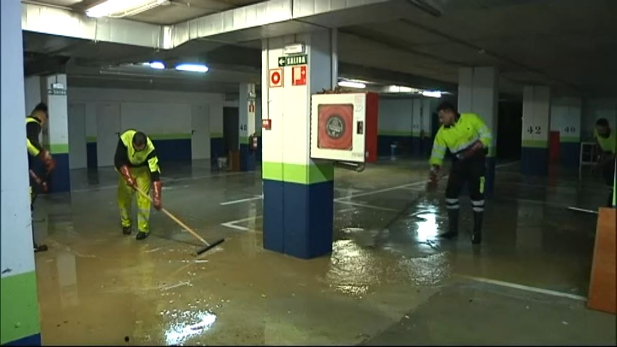 Achicando agua. Imagen: EITB Media