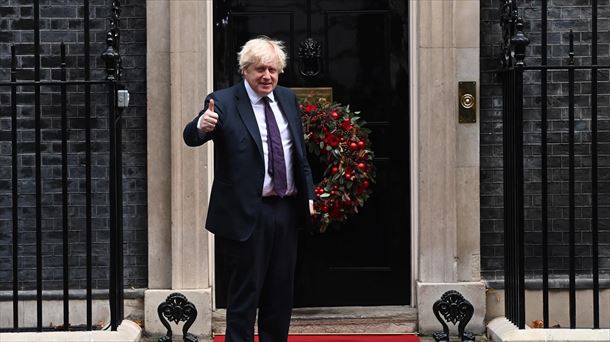 Boris Johnson, estu: Kaosa Downing Streeten eta matxinada Alderdi Kontserbadorean
