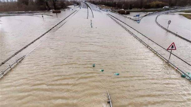 Ramiro González se compromete a construir dos nuevos puentes en el Zadorra para evitar las inundaciones 