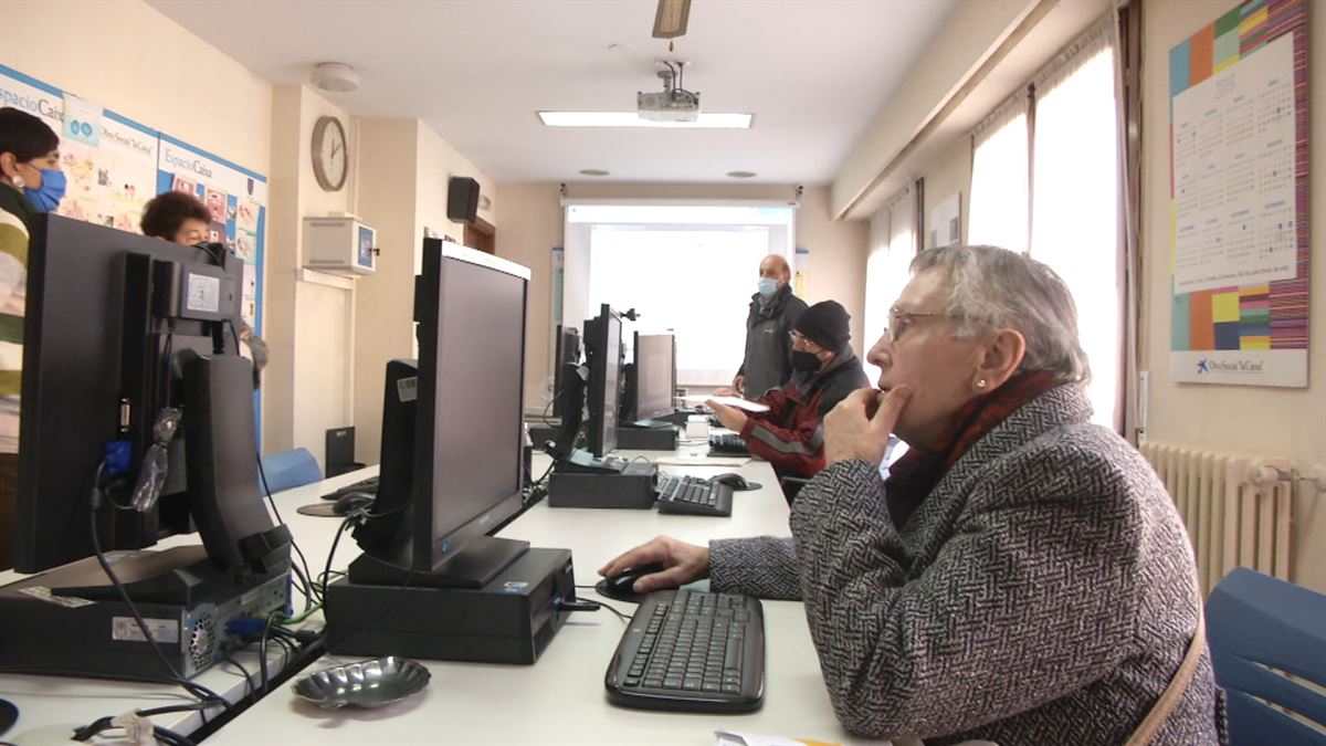 Personas mayores obteniendo el pasaporte covid. Imagen: EITB Media
