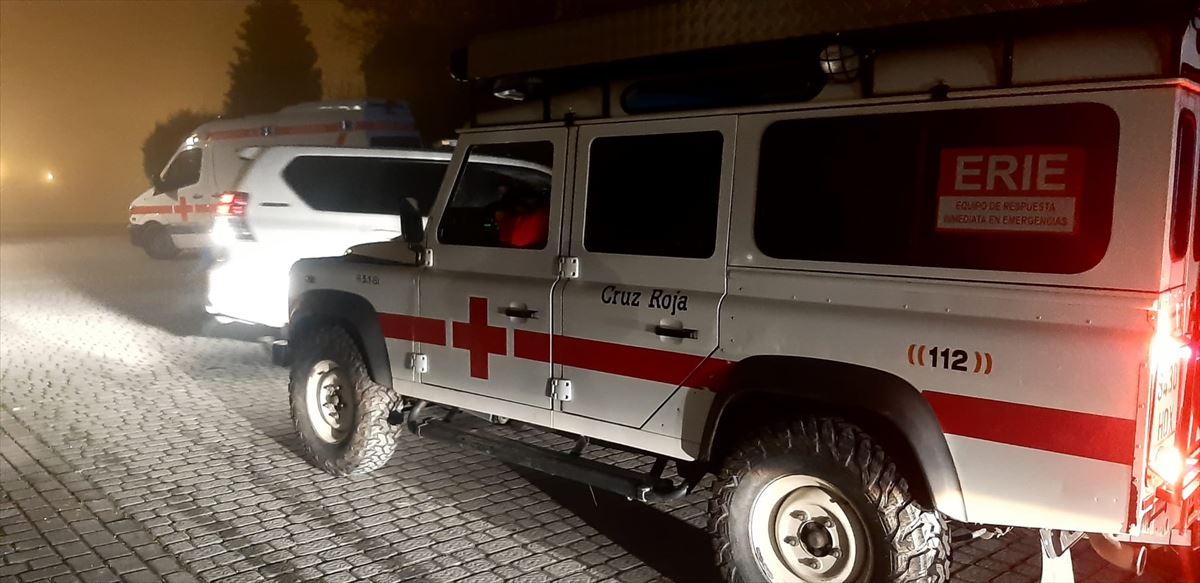 Vehículo de la Cruz Roja que participa en el operativo de búsqueda en la zona de Armentia