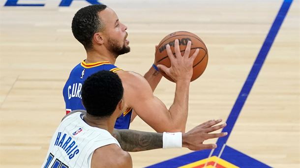 Stepehen Curry se dispone a lanzar un triple durante un partido de la NBA.
