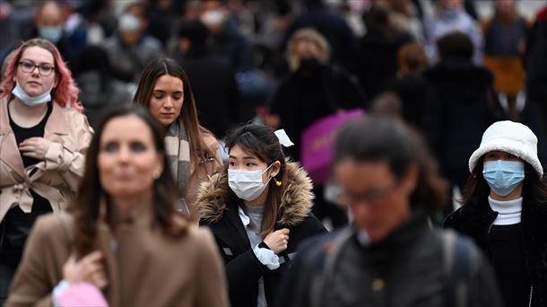 Jendea Londres erdiguneko kale batean. Argazkia: EFE