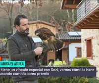 Ander Maiztegi tiene un águila como mascota que se llama Gezi