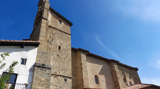 En la iglesia de San Juan del concejo de Urrunaga destaca su portada.