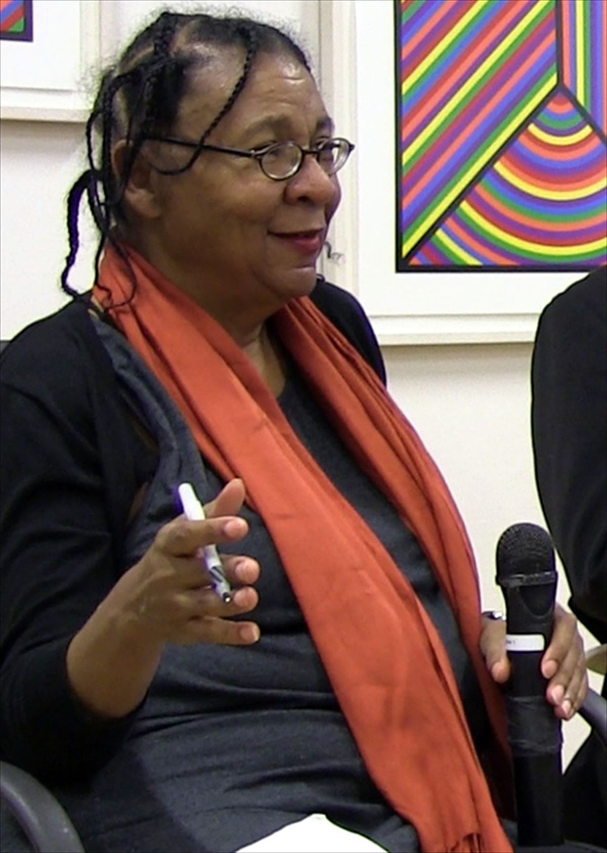 La profesora y escritora feminista, Bell Hooks, en una imagen de 2014. Foto: Wikipedia