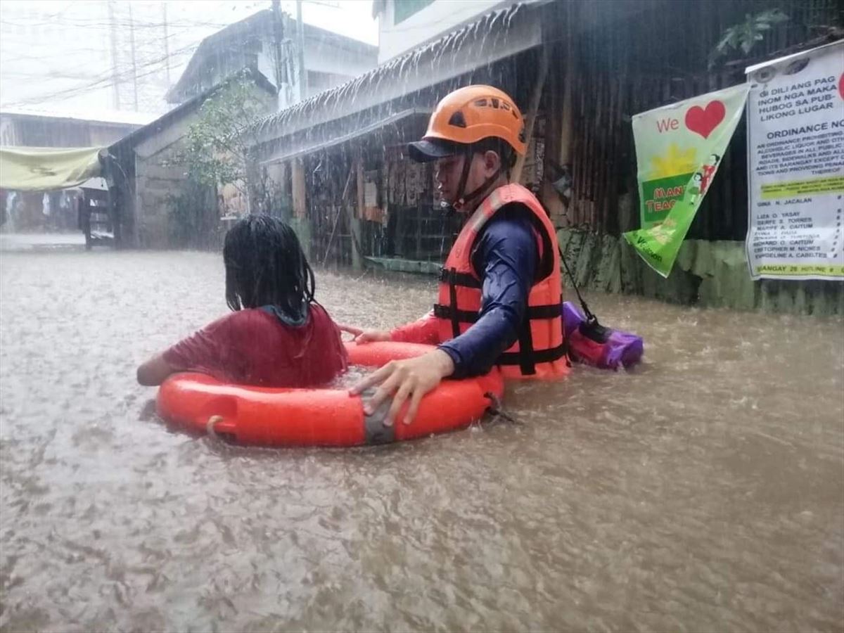 Una niña es rescatada en Filipinas.