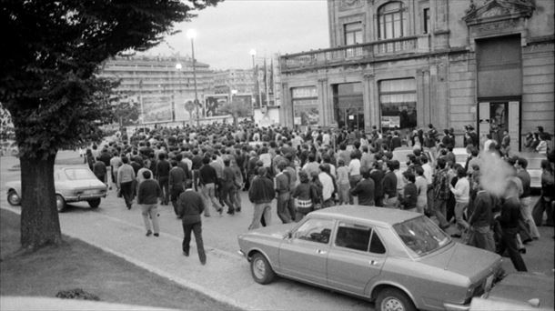Manifestación en 1976 en homenajea Josu Zabala, víctima de la Guardia Civil. Foto: Arturo Delgado. 