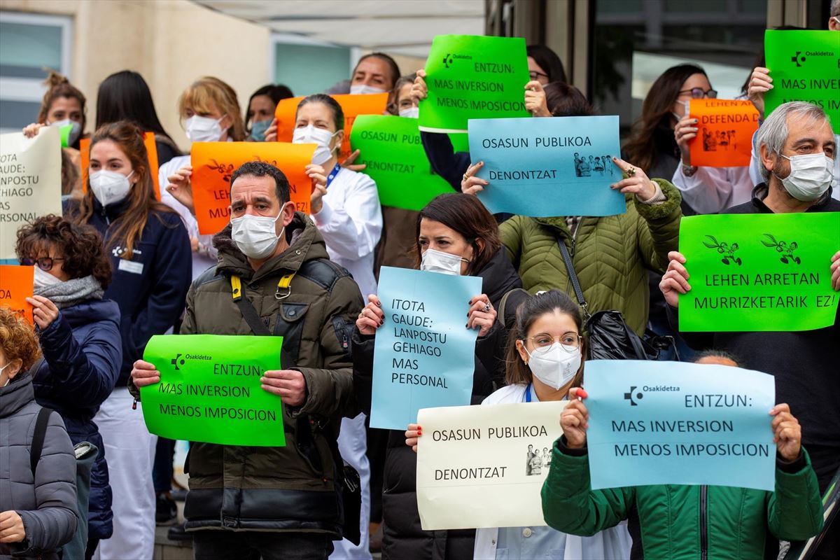 Trabajadores de Osakidetza protestan ante un ambulatorio de Vitoria-Gasteiz. Foto: EFE