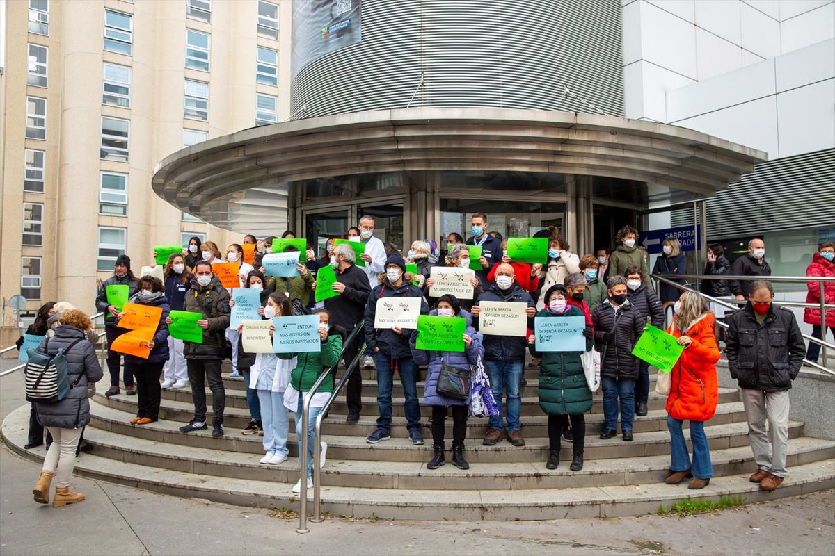 Una protesta de las y los profesionales de Osakidetza ante el centro de salud de Gasteiz. Foto: EFE